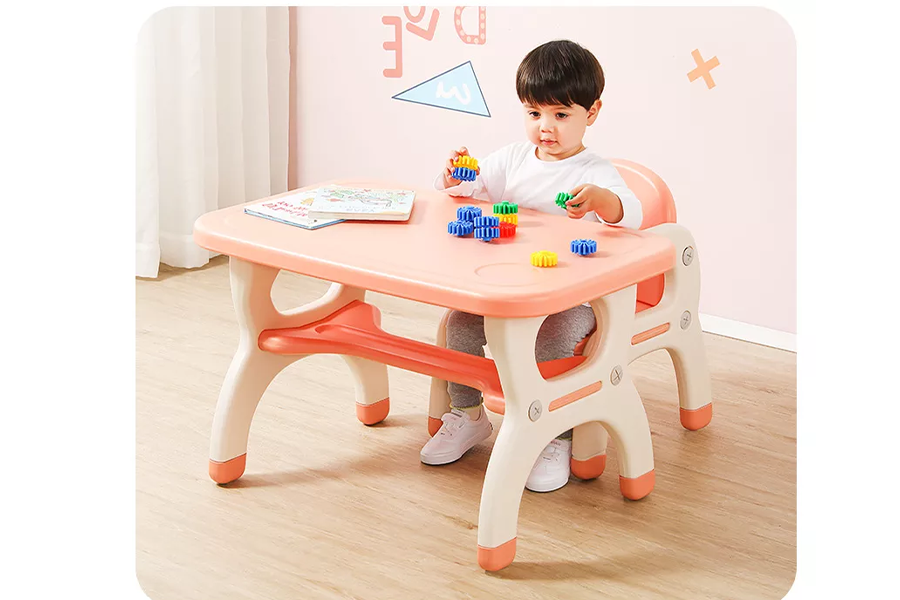 Kid playing with toys on a table
