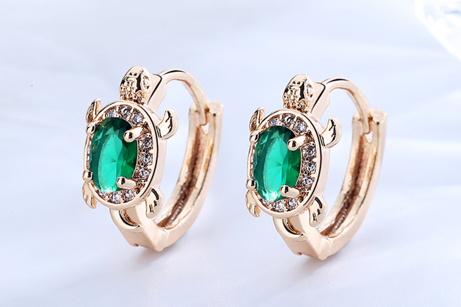 Tortoise earring set with emerald stone and smaller decorative stones