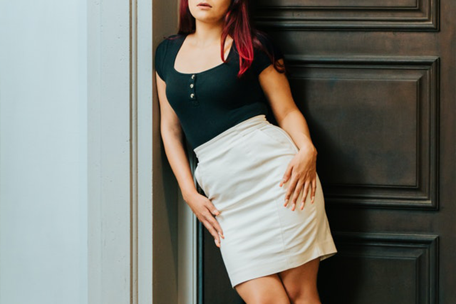 Woman wearing white A-line pencil skirt and black top