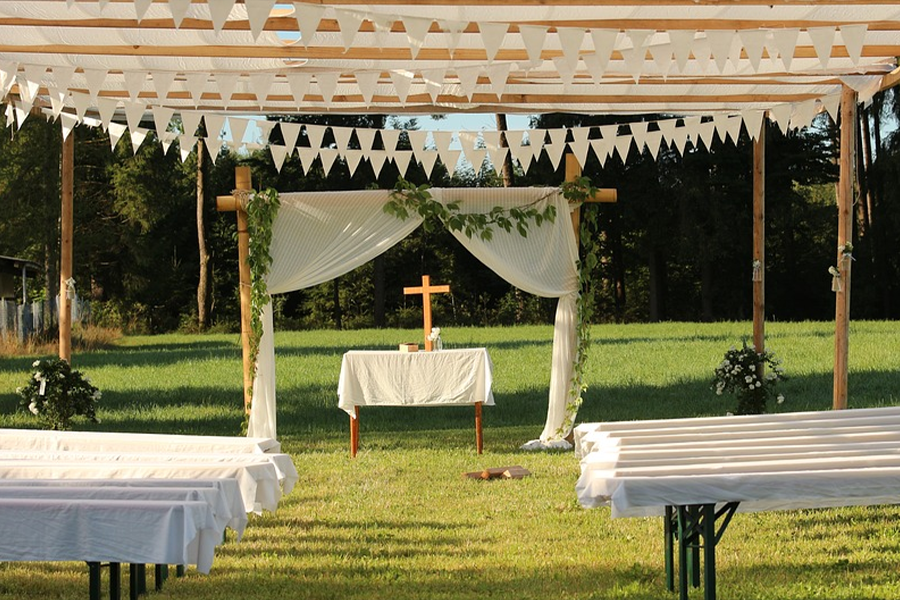 Farm Benches for Affordable Wedding