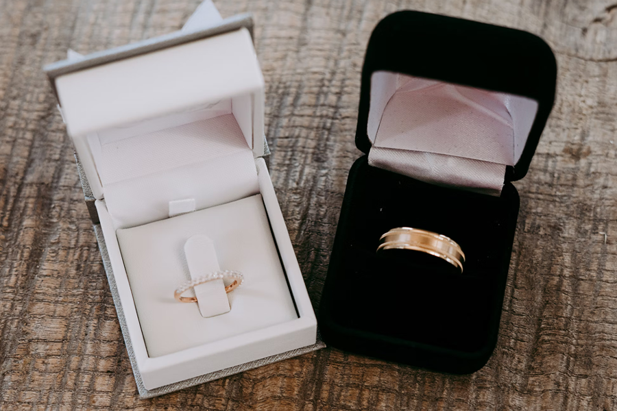 Different packaging styles for gold rings