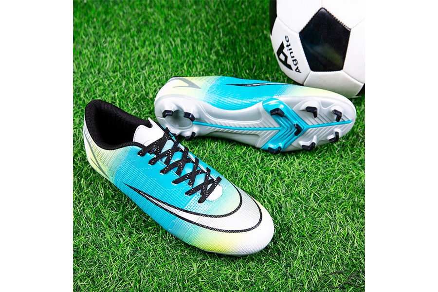 Ultra-light and non-slip soccer shoes