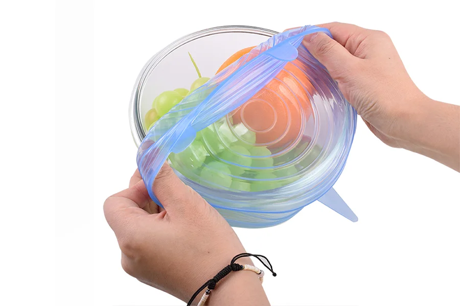 Person using food-grade silicone stretch lid