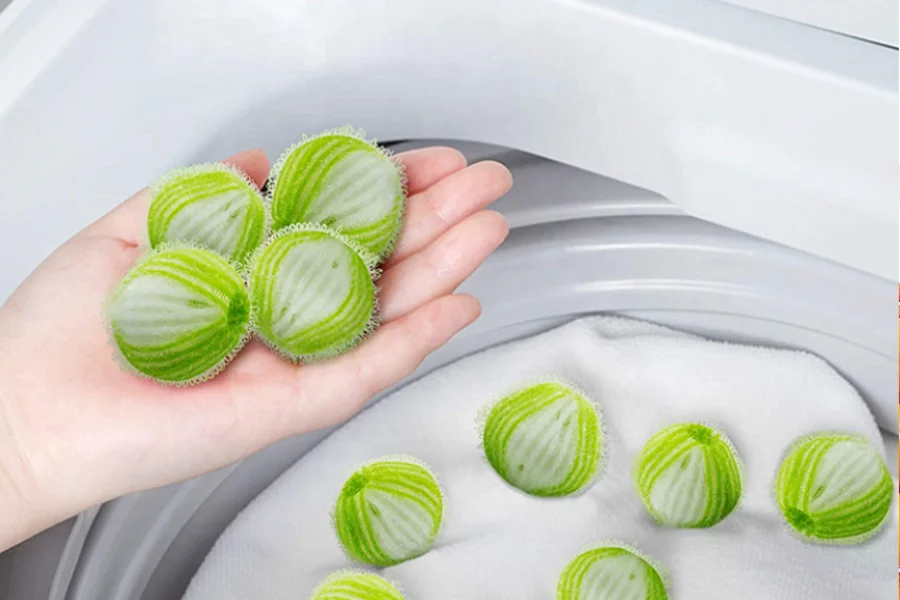Reusable laundry balls in a washing machine