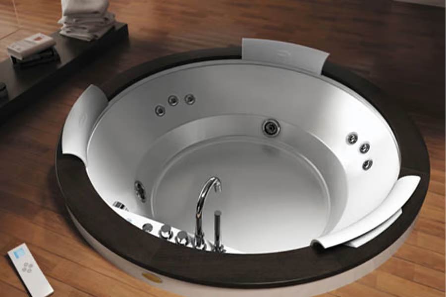 Whirlpool tub with remote controller