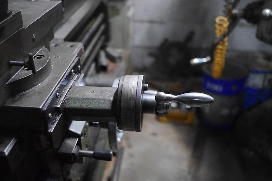 Milling machine with a handwheel for feed