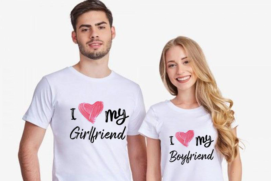Casal em camisetas combinando "I Love My Partner"