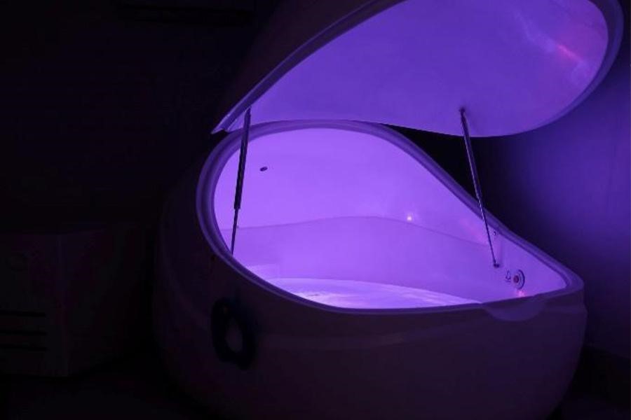 Isolation tank with purple chromatherapy lights