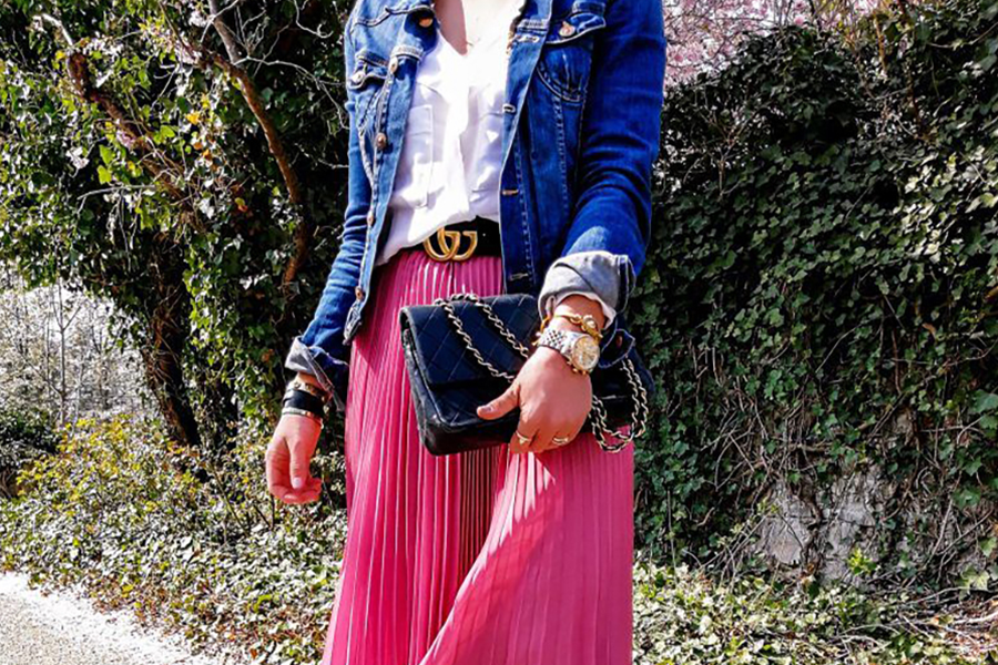 Lady rocking a pink pleated skirt with denim jacket