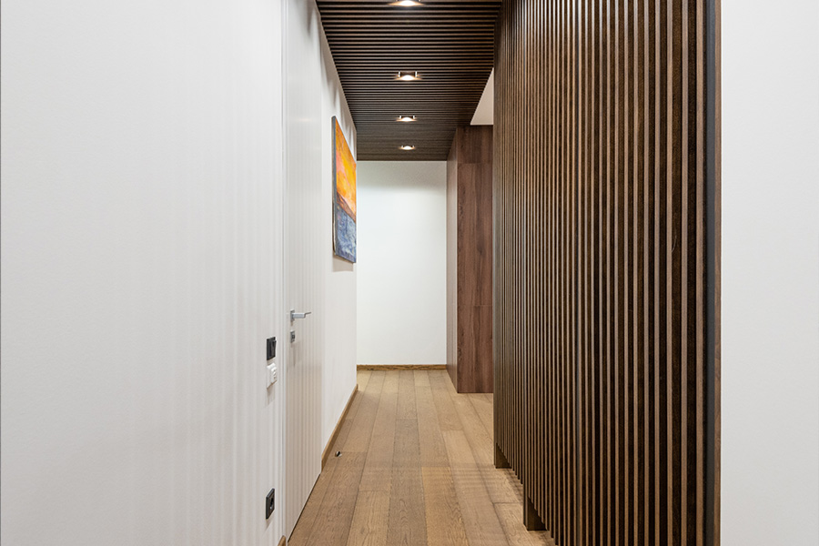 Narrow corridor with wooden partitions