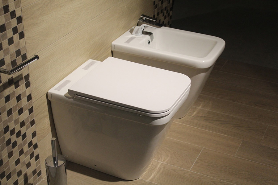 Square toilet for minimal bathroom designs