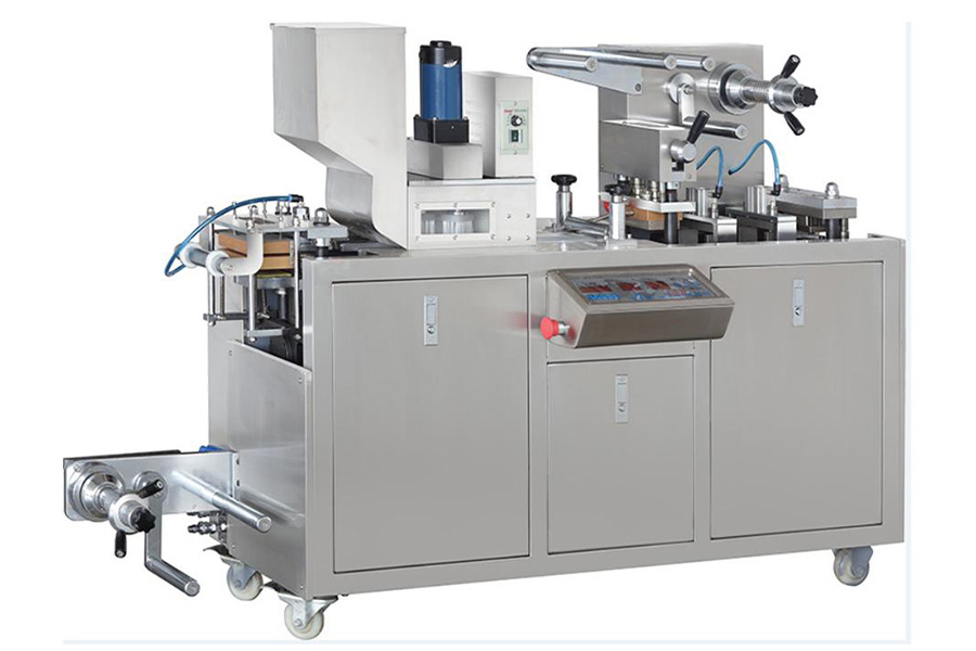 Flat forming blister packaging machine