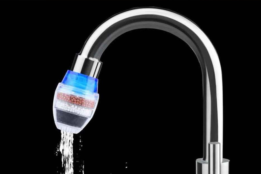 Kitchen faucets with built-in water filters