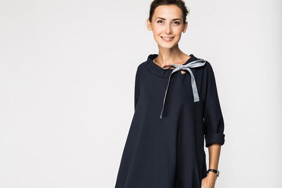 Lady wearing a minimalist French navy dress