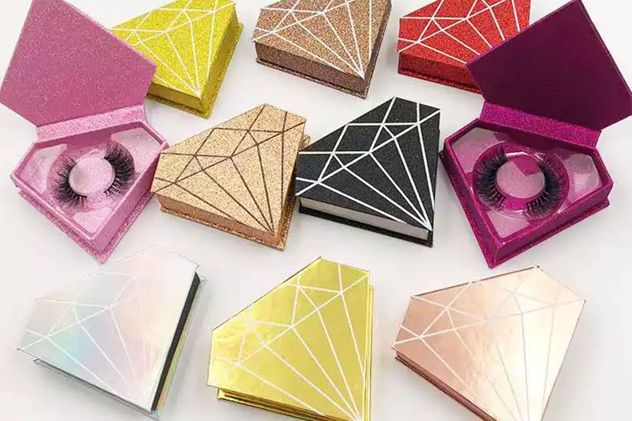 Various diamond-shaped boxes to fit false eyelashes inside