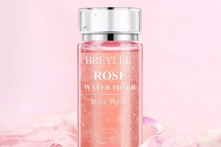 Water toner of rose petals for skin hydration