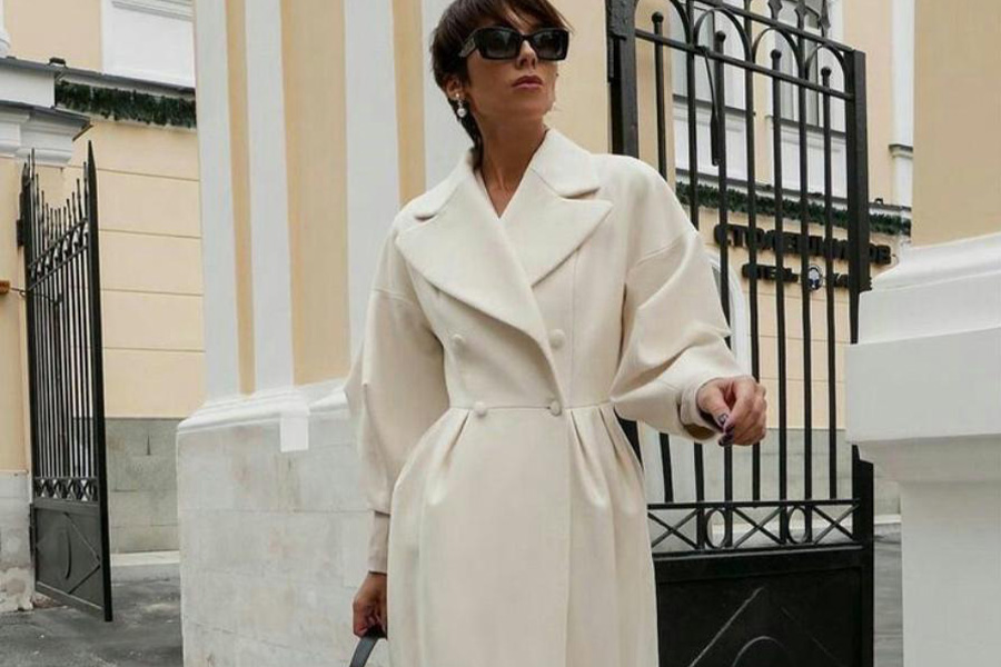 Woman wearing a solid white top coat