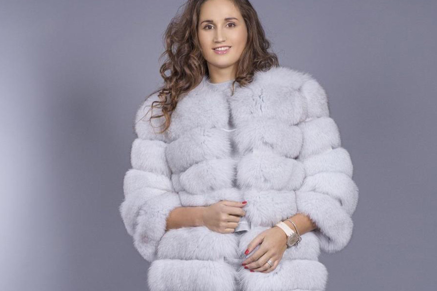 Woman wearing a white fur coat