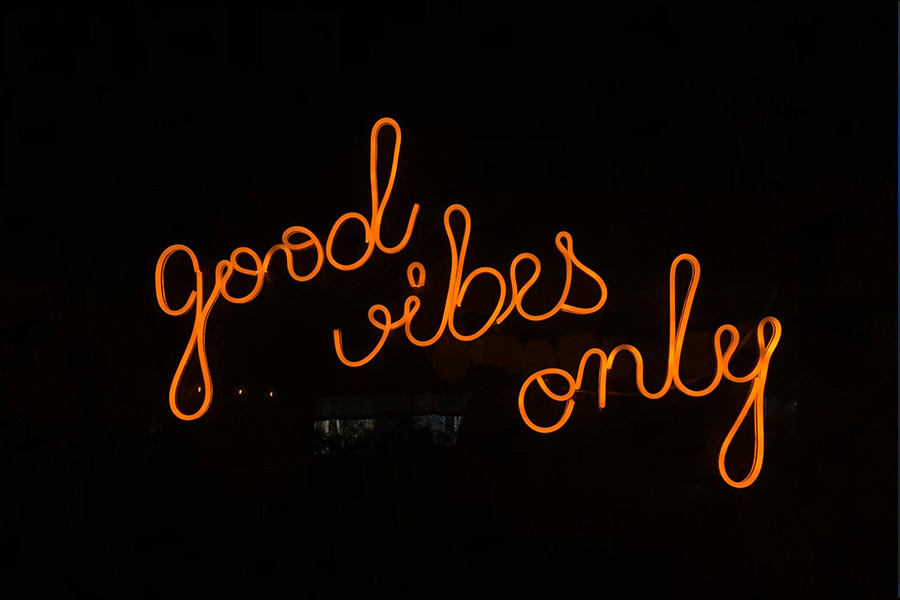 A neon sign that says good vibes only