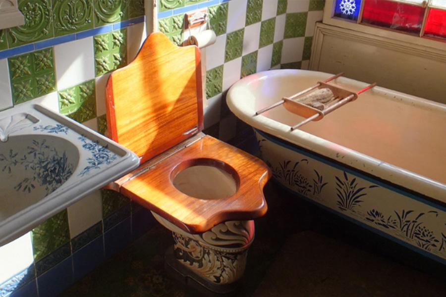 Wooden toilet seat cover