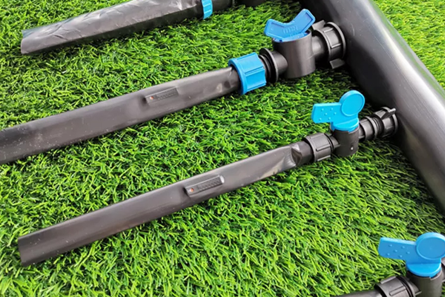 Drip tape with flat irrigation pipes