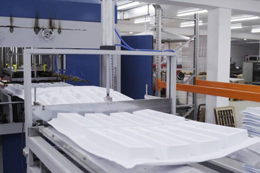 Manufacturing plastic containers on extrusion equipment-moving molds