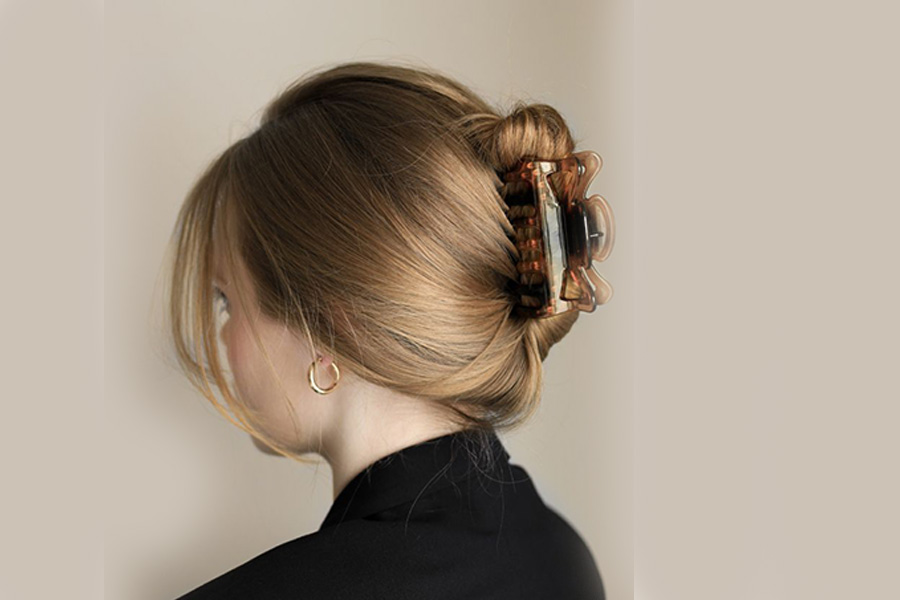woman using an acrylic hair claw clip
