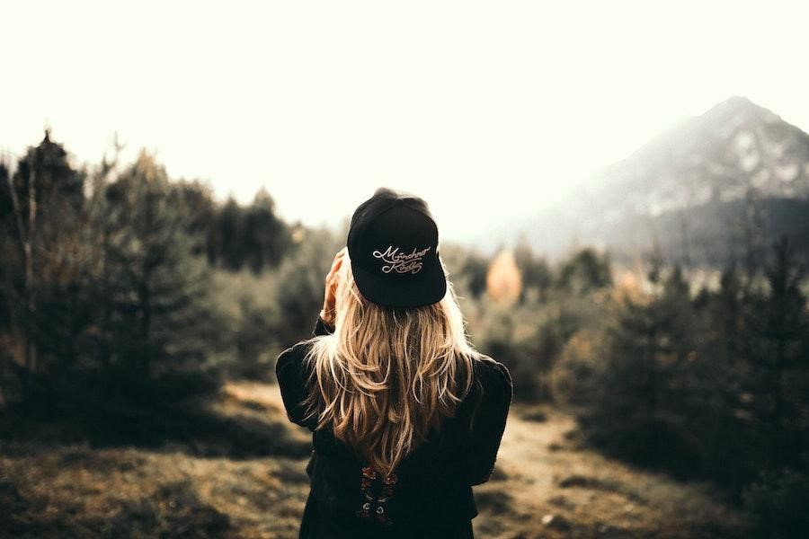 Woman wearing a black embroidery snapback