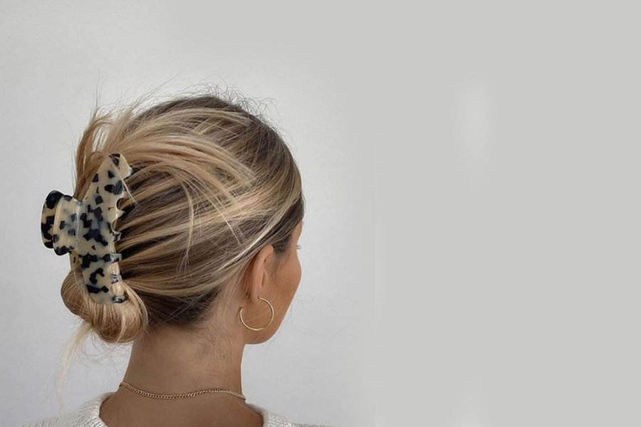woman wearing hair claw clip with eye-catching pattern