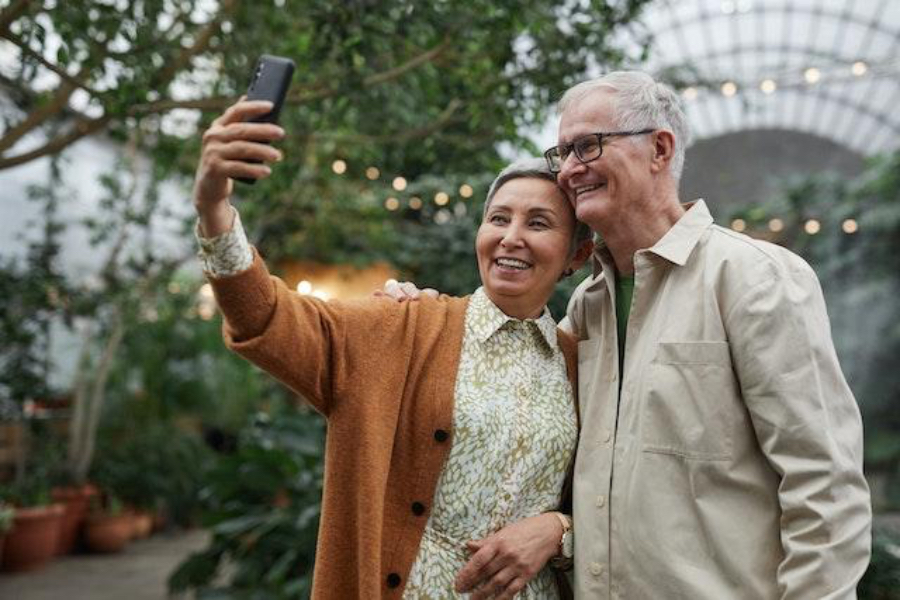 A senior couple clicking a selfie on a smartphone