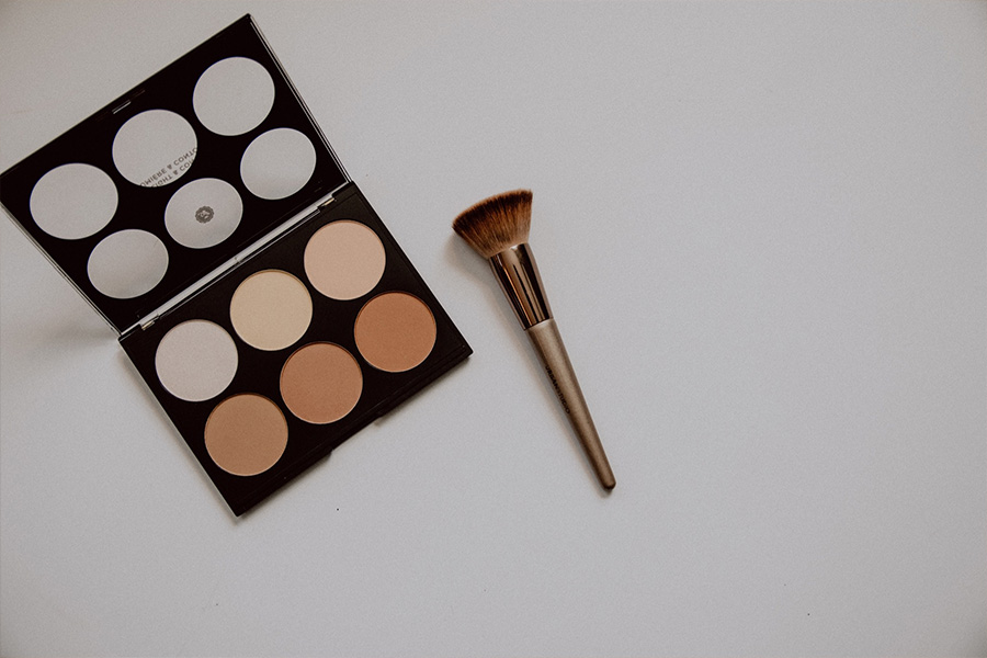 Contouring palette with makeup brush