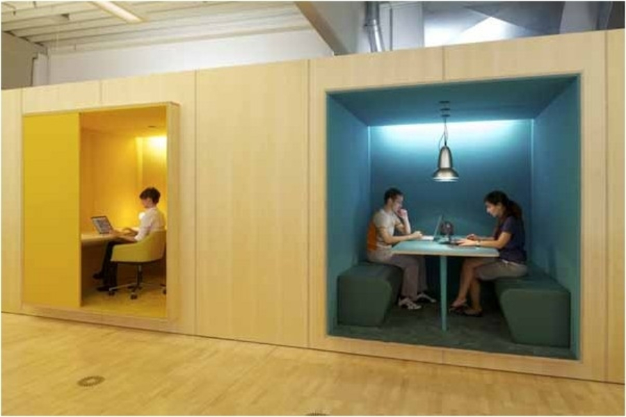 Employees working simultaneously in two kolo meeting pods