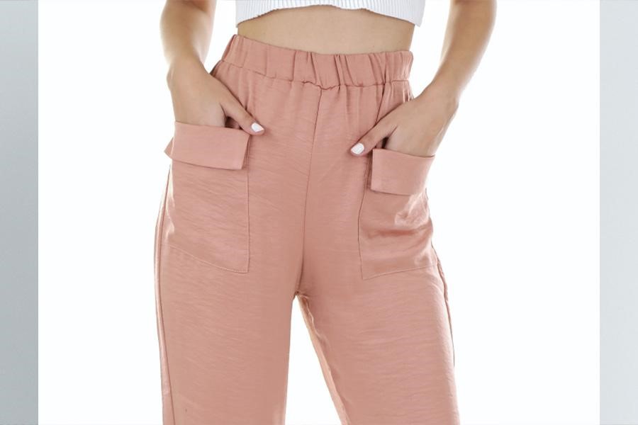 Light pink pants with cargo pockets